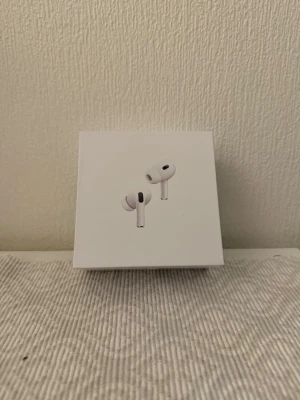 Air Pro 2 - Säljer oöppnade Air Pro 2 (ej original) som fungerar exakt som originalet med aktiv brusreducering, transparensläge, anslutning till iPhone/Android samt bra batteritid. De ser ut, känns och används som originalet och är ett perfekt alternativ för dig som vill ha Air Pro 2-upplevelsen till ett lägre pris.  Jag har sålt flera par tidigare med nöjda köpare och erbjuder retur med pengar tillbaka om du inte är nöjd. Har flera ifall ni önskar fler än ett par! Hör av er vid frågor eller fler bilder. 