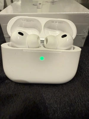 AirPods Pro 3 ANC - Helt nya och oanvända AirPods pro gen 3 i toppkvalitet, dom har även funtionen ANC som stänger av rumsljudet så man inte hör sin omgivning. Dom kommer i inplastad orginalförpackning. Dom fungerar perfekt för musik, samtal och riktigt smidig anslutning till Apple-enheter.