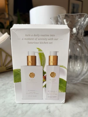 Rituals Royal Tea handvårdset - Lyxigt handvårdset från Rituals i serien Royal Tea. Innehåller en handtvål (110 ml) och en handbalsam (85 ml) med doft av grönt te, örtiga toner och tränoter. Flaskorna är vita med gulddetaljer och elegant design, perfekt för badrum eller kök. Hel nya