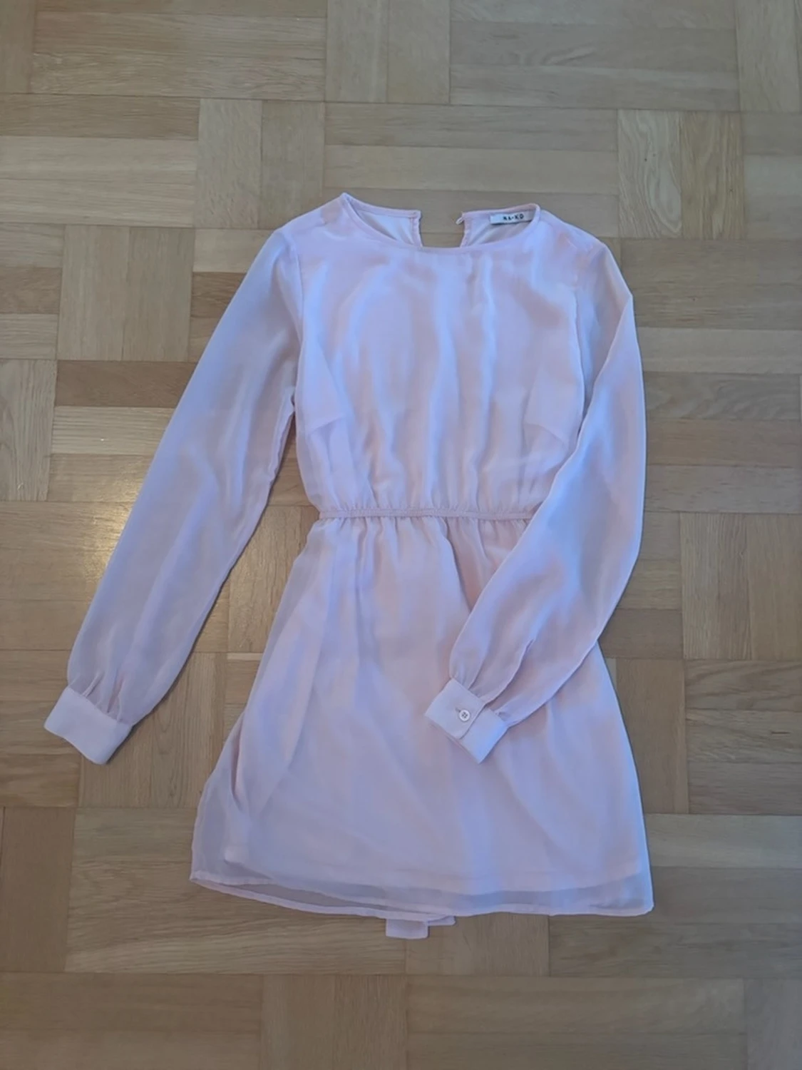 Ljusrosa kort klänning med knytband