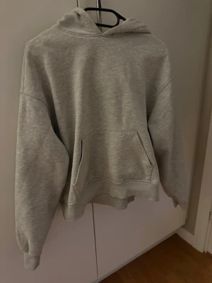 Grå basic hoodie  - Helt vanlig grå hoodie från Gina tricot