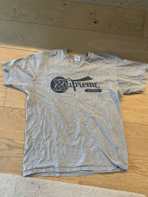 Supreme T-shirt - Knappt använd, större i passform