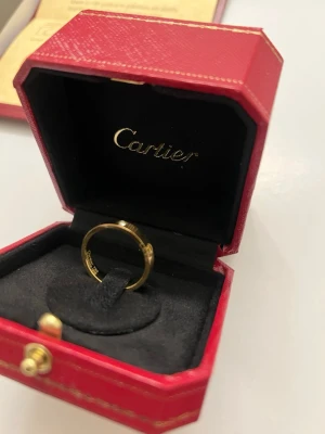 Carti Ring • Alla Storlekar • Smycken - Finns storlek 6,7,8,9,10 | Box & Certifikat 300:-(Seperat Annons) • Kvalitet: Samma kvalité som butik • Material: Äkta metall (Rostar ej) • Serienummer: Ja (unik märkning) • High-end Detaljer Som Orginal Beställ Innan 20:00 så postas det samma kväll eller tidigare på dagen. 1-2 dagars frakt. Följ oss gärna pă Insta @markes.damsmycken