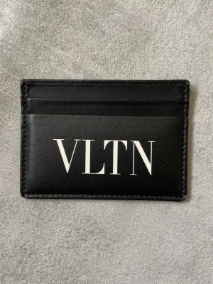 Svart valentino garvani korthållare  - Säljer en fet Valentino korthållare |  skicket på korthållare är 8/10 | ny pris 2000: mitt pris är 799| skriv vid frågor och funderingar  