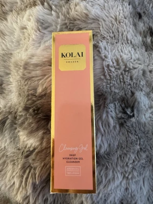 Kolai Cleansing Gel ansiktsrengöring - Kolai Cleansing Gel Deep Hydration Gel Cleanser med arganolja är en 100% vegansk ansiktsrengöring. Förpackningen är rosa med gulddetaljer och innehåller en återfuktande gel som rengör huden skonsamt och effektivt.