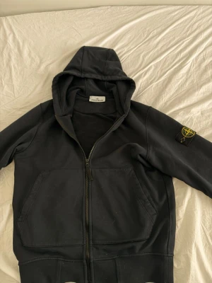 Stone island hoodie mörkblå men ser ut som svart - Kanptt använd storlek s