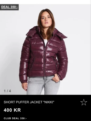 Vinröd pufferjacka Nikki lager 157 - Fin jacka från lager i st L, kommer inte till användning längre! Köpt för 400.