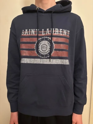  saint Laurent hoodie  - saint Laurent hoodie storlek M men passar på S. 10/10 i skick taggarna följs med men sitter inte på tröjan 