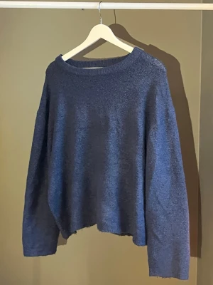 Mörkblå stickad croppad tröja - En enkel och stilren mörkblå stickad tröja med croppad passform och rund hals. Tröjan har långa ärmar och en mjuk, avslappnad look som passar perfekt till jeans eller kjol. Köpt från Lager 157, använts flitigt men fortfarande bra skick. En aning nopprig💙❄️