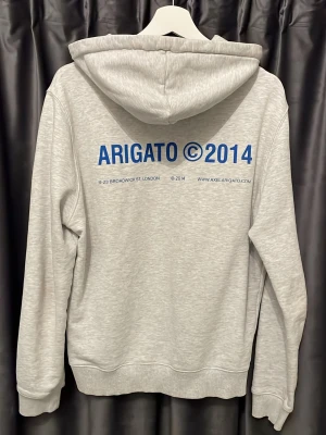Arigato hoodie - Axel Arigato hoodie - skick 9/10, mycket bra skick! - storlek XS, men passar S oxå - sjuuukt fet och snygg hoodie men coolt tryck på ryggen - hör av er vid frågor🙌