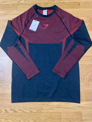 Gymshark Onyx V5 röd long sleeve - Säljer nu denna Onyx V5 från gymshark i nyskick. Helt onanvänd och ny, säljer då den jag har redan en annan. Skriv vid minsta fråga eller fundering. Obs! Pris kan diskuteras ☺️