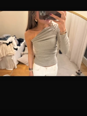 Grå oneshoulder topp med rynk - Säljer populär topp🩶