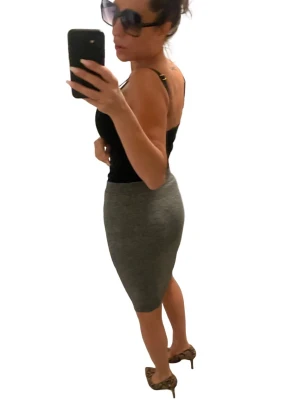 Grå ribbad pennkjol i stickat material - Säljer en grå, ribbad pennkjol i stickat material. Kjolen är figurnära och går till knäna, perfekt för dig som gillar en slim och stilren look. Den har en enkel design utan detaljer och passar snyggt till både sneakers och klackar.