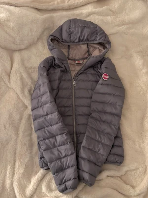 colmar jacka  - så fin ljus grå xolmar lättvikts jacka (ser lite blåaktig ut i vissa ljus), jätte fint skick! står ingen storlek i men passar mig som har xs/s💓 skulle säga att den är som en xs!