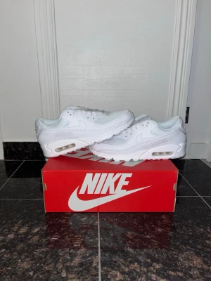 Nike Air Max 90 vita sneakers - Fräscha och bekväma air Max 90. Säljer dem då dem inte passar mig och är för stora och är helt oanvända. Passar dig som gillar en clean look och gillar att ha bekväma skor som passar allt. 
