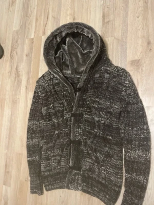 Fodrad stickad cardigan - Otroligt snygg, varm och skön fodrad stickad cardigan. Passar perfekt nu till kallare väder. Priset kan såklart diskuteras!