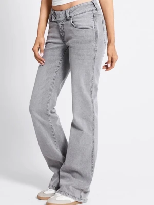 Grå bootcut jeans med broderade fickor - Snygga grå jeans med bootcut passform och broderade detaljer på bakfickorna. Jeansen har låg midja och klassisk femficksdesign. Perfekta för dig som vill ha en avslappnad men ändå trendig look.