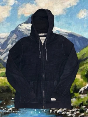 Abercrombie&Fitch hoodie🙌 - Märke: Abercrombie&Fitch *   Pris: 449 *   Storlek: L *   Skick: bra, lite nopprig på vissa ställen, man märker inte de så bra enligt mig. Några läsare trådar också *   Mått:     *  Axel till axel: ca 44cm     *   Längd (botten till topp): ca 69cm🥹 *   Övrigt:     *   Frågor och erbjudanden: Kontakta mig     *   Erbjudande: Spara upp till 20% genom     att köpa fler produkter🙌