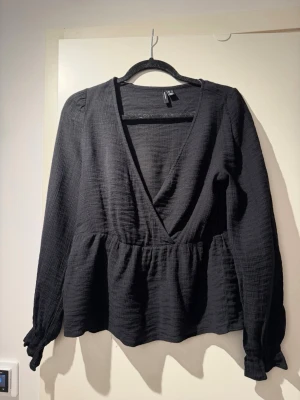 Svart omlottopp med v-ringning - Stilren svart omlottopp från Veromoda med djup v-ringning och långa ärmar. Använd fåtal gånger 