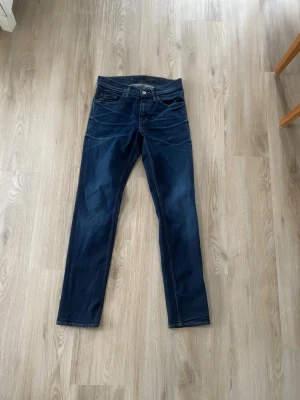 Tiger of Sweden jeans - Tjena, säljer dessa sjukt feta tiger of Sweden jeans. De är i nyskick. Storlek 28 32. Otroligt feta. Skulle säga jeansen passar någon som är 174-180cm. Hör av dig vid funderingar!🙌