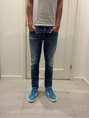 Dondup George Jeans  - Säljer nu dessa Dondup George jeans med snygga slitningar i populär design, skriv för fler bilder/frågor🙌🏼