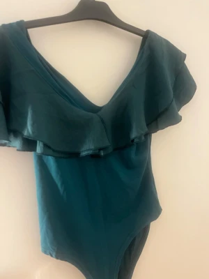 Volang body - Mörk grön jätte din body. Säljer då jag inte använder och aldrig använt. Jätte skön och sitter perfekt. Storlek är osäker men gissar på s