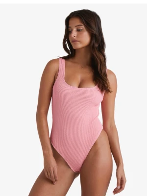 Rosa ribbad baddräkt med djup rygg - Trendig rosa baddräkt med ribbad struktur och breda axelband. Baddräkten har en fyrkantig ringning fram och en djup, öppen rygg. Perfekt för strand eller pool och ger en snygg, somrig vibe, köpt för 350 andvänd 1 gång men säljer tyvärr då den inte passar längre☺️💕