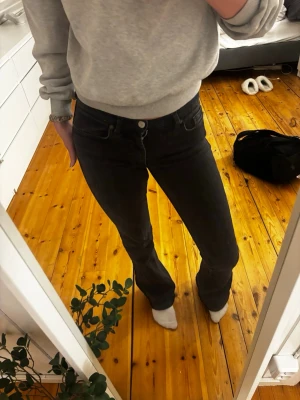 svarta bootcut jeans från zara  - säljer då de är lite för tajta. är villig att byta till likadana/ liknande jeans i storlek 36!