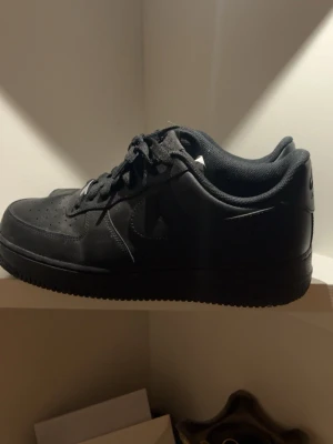 Black airforce 1 - Black airforce 1 knappt använda. I nyskick. Size 44