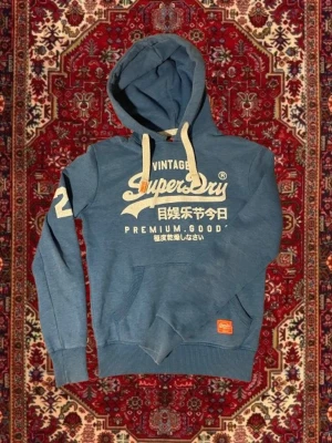 Vintage superdry hoodie! - Säljer denna tvärfeta superdry hoodien! | Storlek XS men passar S | Mycket bra skick | Längd ≈ 63cm | Bredd ≈ 50cm | Passar 165cm - 180cm | Hör av dig vid fler frågor!