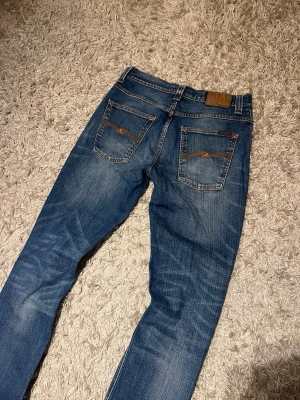 Nudie jeans grim tim slim fit herr fade wash w31 L32  - Nudie jeans modell grim tim. Slim fit med en riktigt fet fade och snygga whiskers. Mycket bra skick, inga märkvärdiga defekter. Storlek W31 L32. Postas samma dag slm köp eller dagen därpå🙌💯