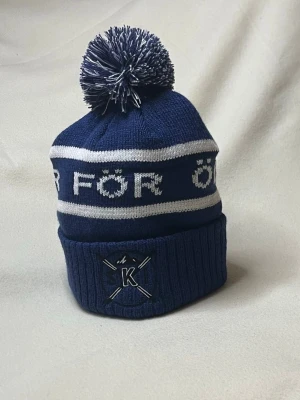 Åker för Ölen mössa mörkblå - Våran helt egna mörkblåa afterski mössa, helt ny och oanvänd! Perfekt för afterski!