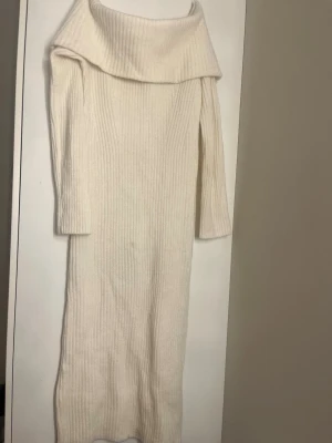 Vit ribbstickad off shoulder klänning - Lång stickad krämvit klänning från HM i strl S 💕Använts en gång. 