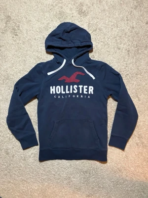 Hollister Hoodie - Snygg sällsynt marinblå hoodie från Hollister. - Storlek: M men sitter som S - Pris: 699kr - Först till Kvarn!
