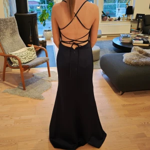 Marinblå balklänning med slits  - Jättefin marinblå balklänning med slits. Klänningen är helt oanvänd med lappen kvar! Orginal pris 1300