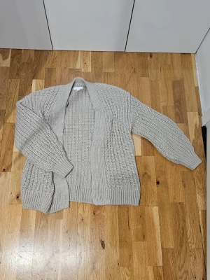 Beige stickad kofta  - En beige jättefin stickad kofta från H&M - storlek XS. Använd ett fåtal gånger, passar till allt! 