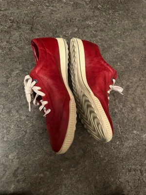 VinRöda sneakers från Ecco  - Snygga vinröda sneakers från Ecco. Skorna har en låg profil och är tillverkade i skinn med diskreta detaljer. Perfekta för dig som vill ha en clean och stilren look till vardags.