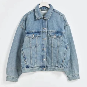 Oversized ljusblå jeansjacka - Snygg jeansjacka från Gina tricot! Fint skick, pris går att diskutera🤗