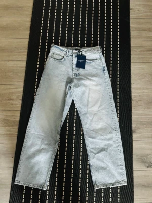 Ljusblå straigth leg jeans från Notre Succès - Säljer ett par helt nya och oanvända ljusblå jeans från Notre Succès i storlek M. Etiketten sitter fortfarande kvar. Jeansen är i perfekt skick med snygg passform och skönt material