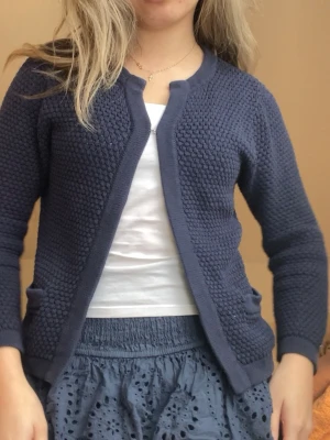 Söt kofta - Söt kofta från Boomerang i en marinblå nyans.den har två små fickor längst fram