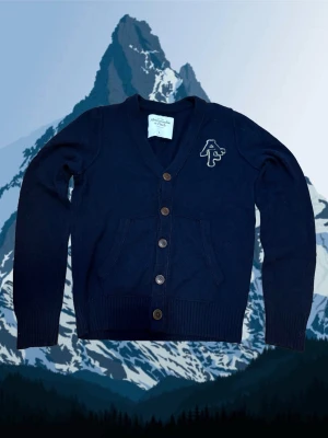 Abercrombie cardigan S - Säljer en sjukt fet Cardigan som passar S. Den är sjukt snygg och bra skick 9/10. Bara att höra av dig vid frågor😀