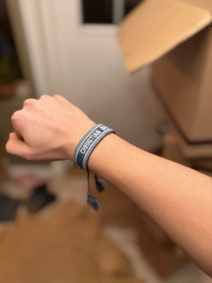 Christian dior armband - Säljer just nu denna snygga armbandet från Christian dior i mycket fint skick. Priset kan diskuteras vid snabb affär😃. Tveka inte att höra av er vid frågor och funderingar🙌