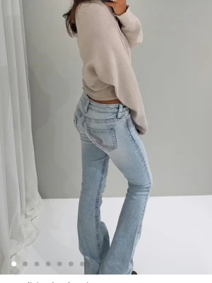 Gina tricot Dixie ljusblå jeans - Supersnygga slutsålda jeans från Gina tricot i storlek XS. Säljer pga att jag råkade ta av lappen och de är för stora - aldrig haft på mig de bara testat så i jättebra skick! Supersnygga jeans allmänt, önskar jag kunde behålla.