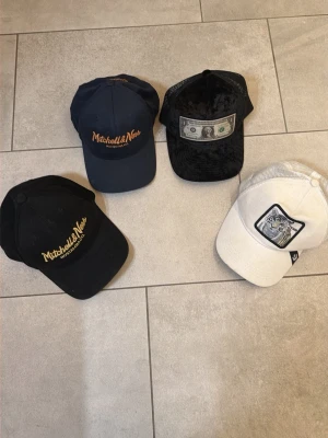 Kepsar  - Säljer 4 kepsar! Man kan köpa enskilt också om man vill och då får man dm mig!100kr styck om man vill köpa 1!