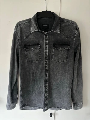 Dondup Jeanskjorta  - Sjukt populär unik stenstvättad dondup Jeanskjorta i storlek L. Utmärkt skick knappt använd. Grym passform och ett helt otroligt plagg perfekt för alla tillfällen!