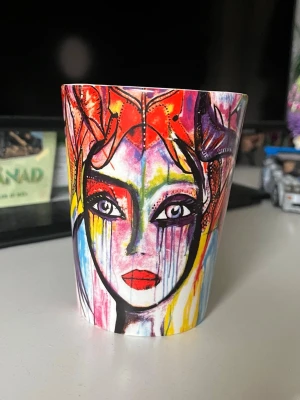 Carolina gynning mugg - Carolina gynning mugg utan öra. Designad av Caroline Gozzi, perfekt för dig som gillar kreativa och livliga detaljer. 