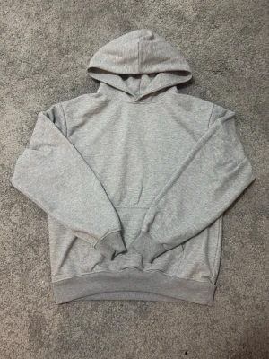 Zara hoodie - Grå Zara hoodie i S. Bara använd i huset, aldrig använt ute. Hoodien är som ny. Vid frågor hör av er i DM. Nypris 499.