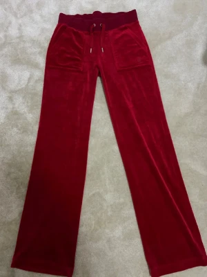 Röda Juicy byxor  - Säljer ett par nya juicy byxor i storlek S, fick den i present och haft på mig dom ungefär två gånger. Är i jättebra skick och är jättesnygg 