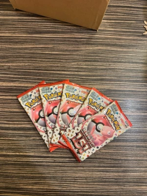 Pokémon 151 Booster Packs (5 koreanska Booster packs). - Oöppnade 5 booster Pokémon kortlekar från den koreanska 151-serien. Perfekt för samlare.  5 Pokémon Boosterpack – 151 (Koreansk utgåva)  Varje booster innehåller: • 7 Pokémonkort • Blandade rarity-nivåer (vanliga, ovanliga, holo och chans på specialkort) Kortens innehåll är helt slumpmässigt, och varje pack kan innehålla olika typer av kort.  Perfekt för samlare som vill öppna och upptäcka nya kort från det populära setet 151.