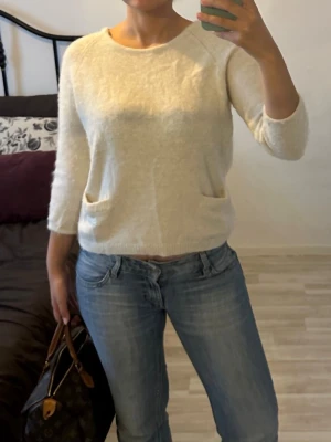 Krämvit tröja med fickor - Vintage super det  tröja med trekvartsärmar och två små fickor framtill💗💗